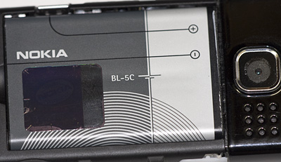 Mit leichtem Druck wird der modifizierte Akku BL-5C in das Nokia 6300 eingesetzt